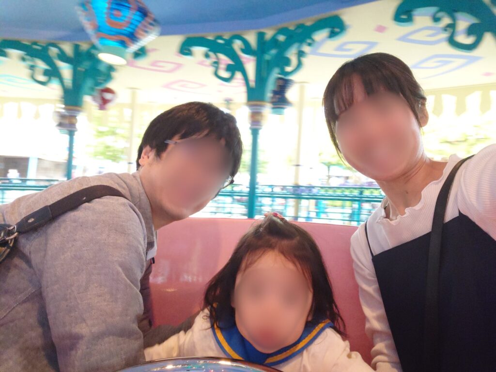 1歳3ヶ月の子どもとアリスのティーパーティーを楽しむ家族の様子
