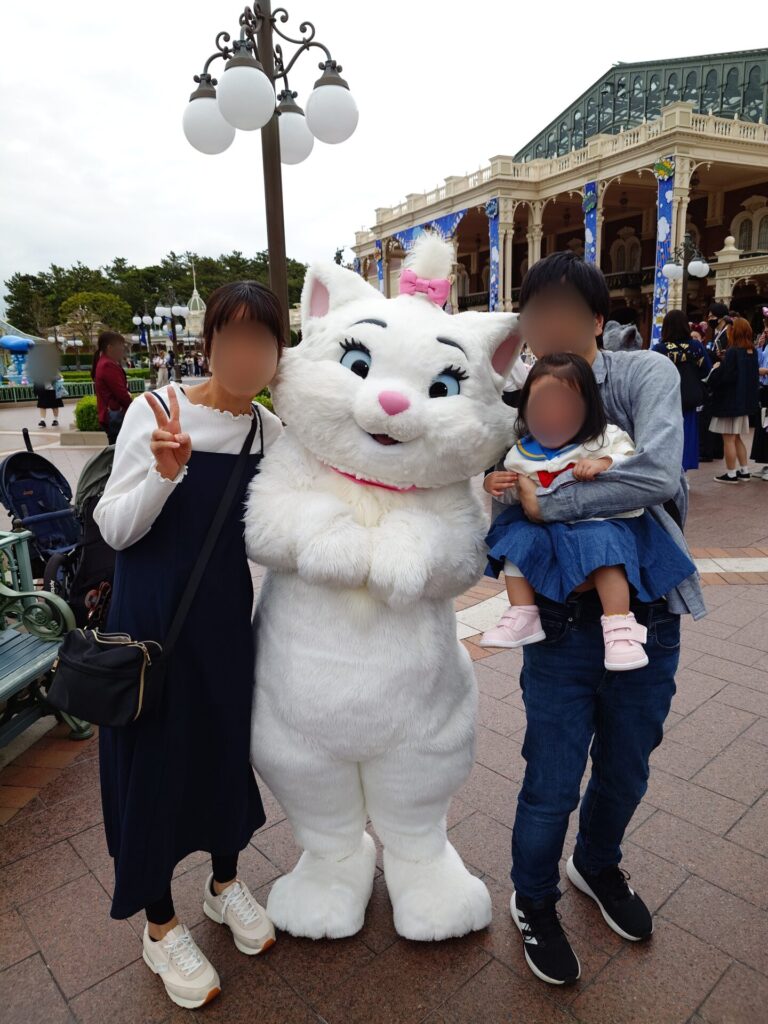 マリーちゃんとのキャラクターグリーティングで泣いてしまった1歳3ヶ月の子ども