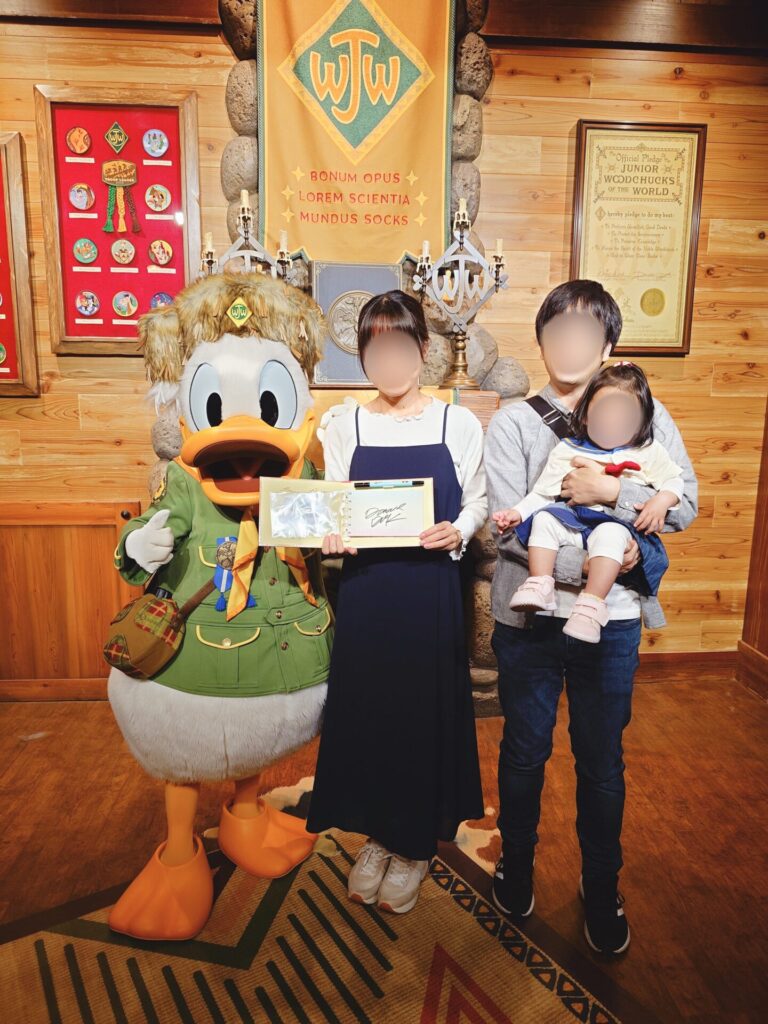 ドナルドとのキャラクターグリーティングを楽しむ1歳3ヶ月の子ども