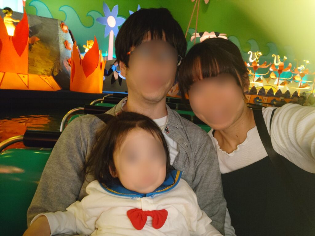 イッツアスモールワールドを楽しむ1歳3ヶ月の子ども