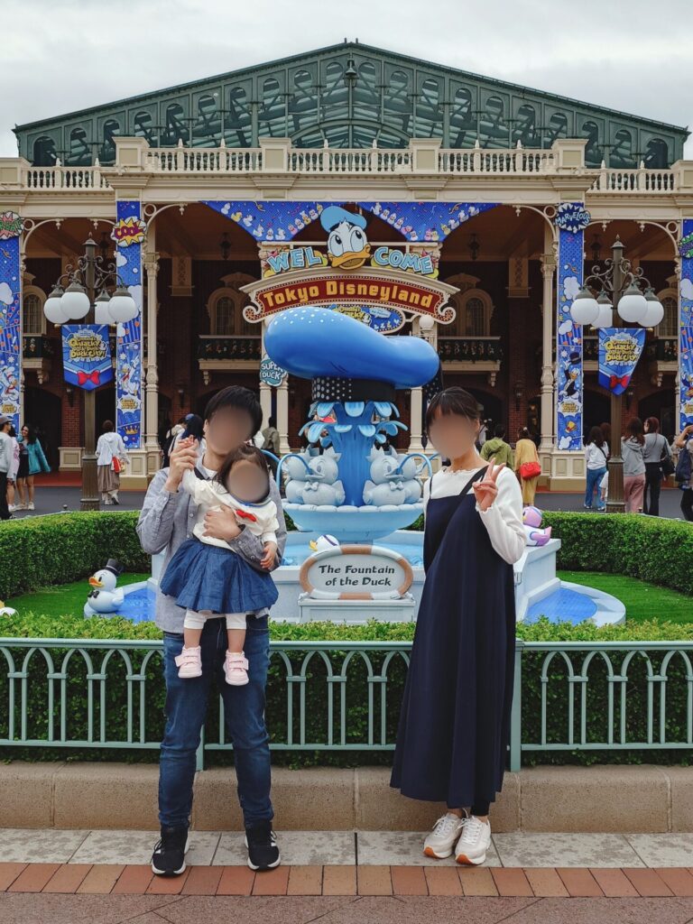1歳3ヶ月の子どもと東京ディズニーランドへ入園した日の記念写真