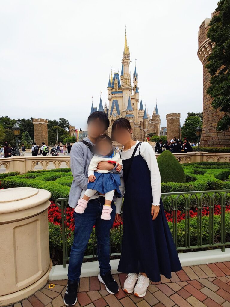 シンデレラ城を背景に撮影した1歳3ヶ月の子ども連れ家族の記念写真