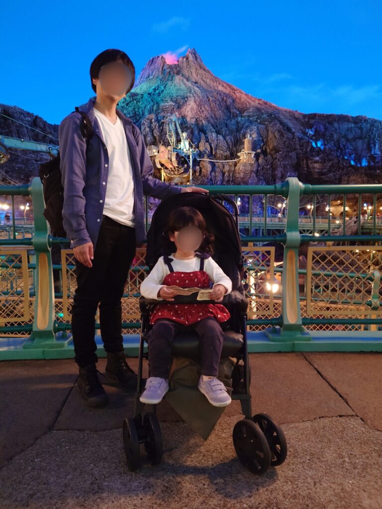 ベビカルでレンタルしたベビーカーに乗る2歳3ヶ月の子ども