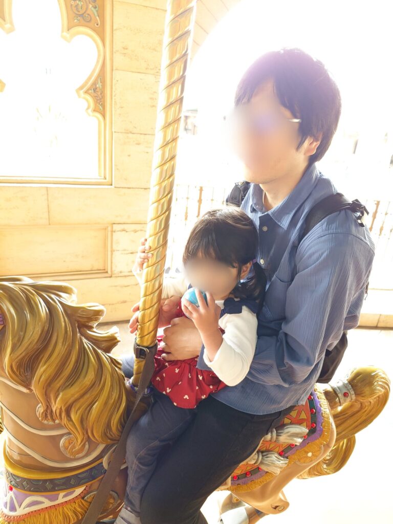 ディズニーシーのキャラバンカルーセルを楽しむ2歳児