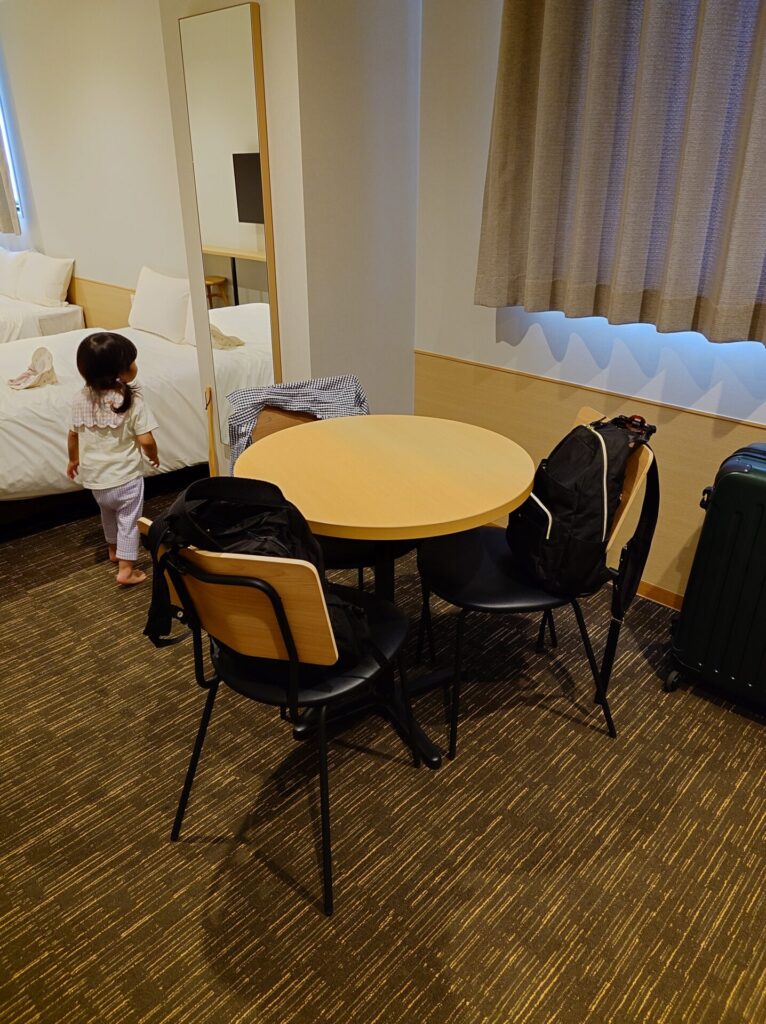 CVS・BAY HOTELのテーブルと椅子