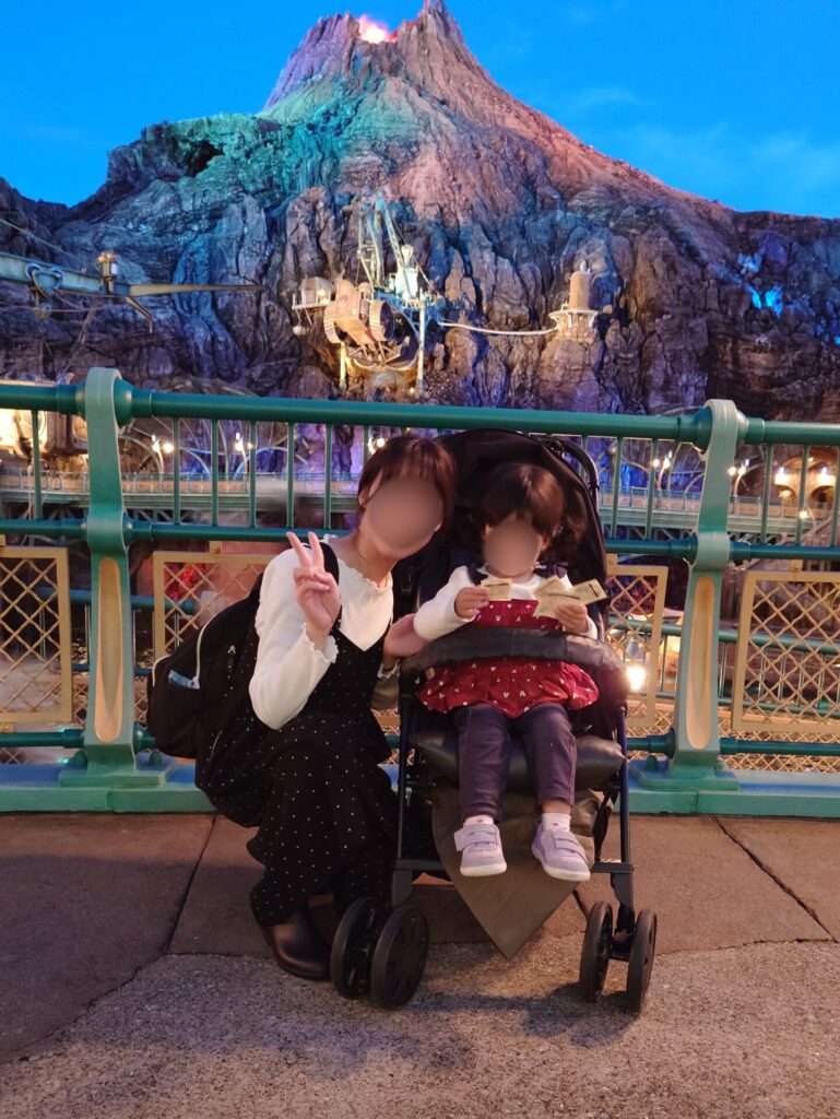 ベビーカーでディズニーシーを移動する2歳児
