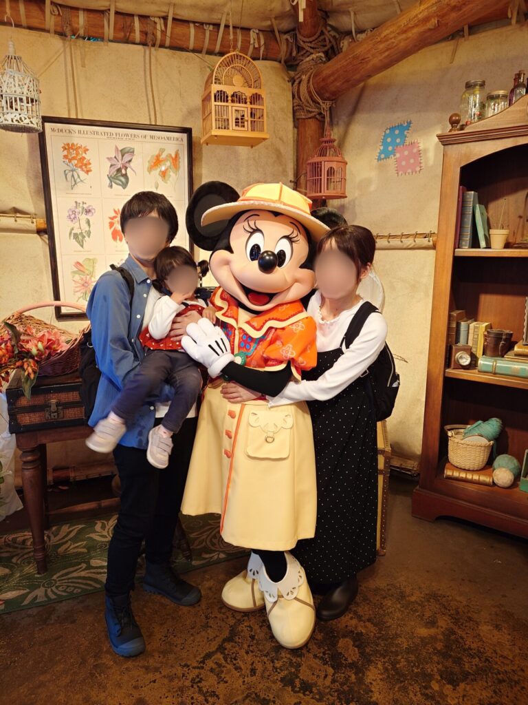 2歳3ヶ月でミニーちゃんとグリーティングを楽しむ様子