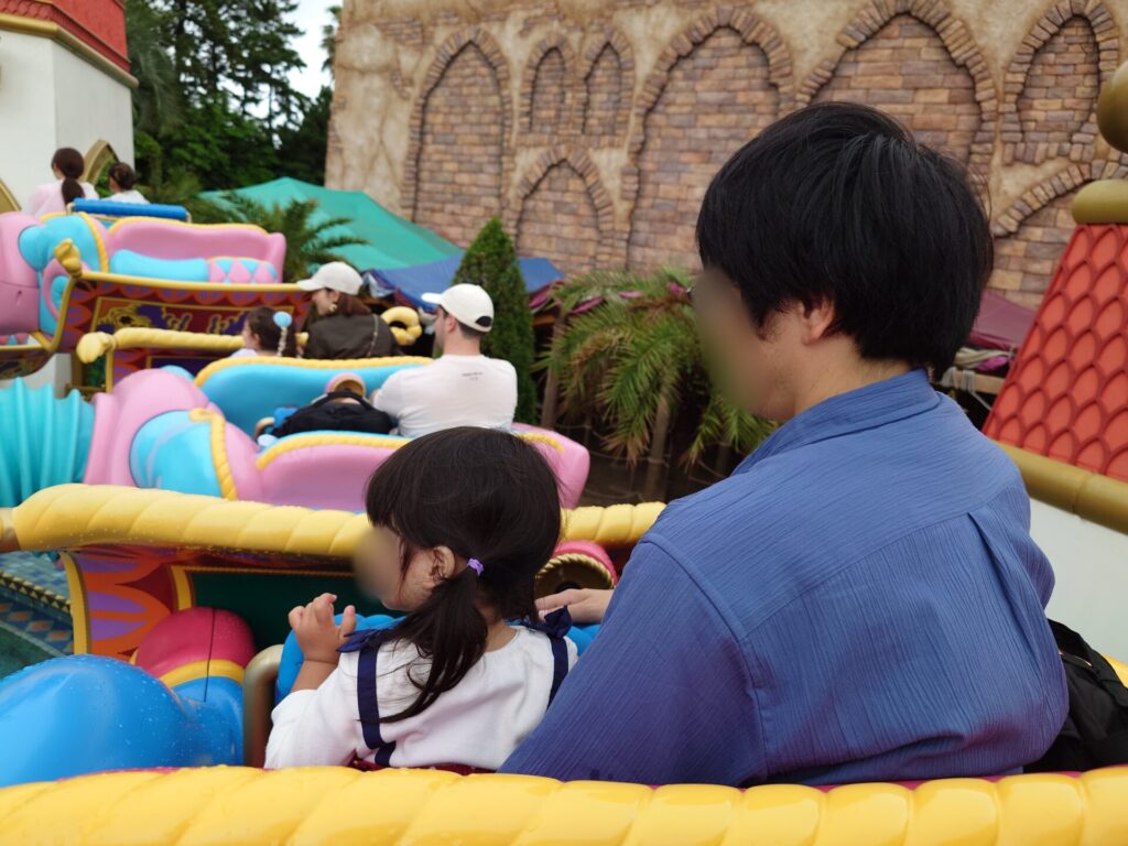 ジャスミンのフライングカーペットを楽しむ2歳3ヶ月の子ども