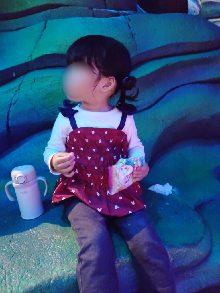 マーメイドラグーンで休憩する2歳児