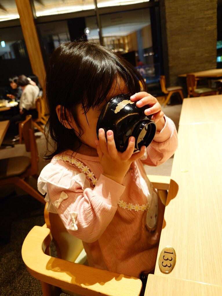 池の平ホテルのビュッフェで食事をする2歳の子ども