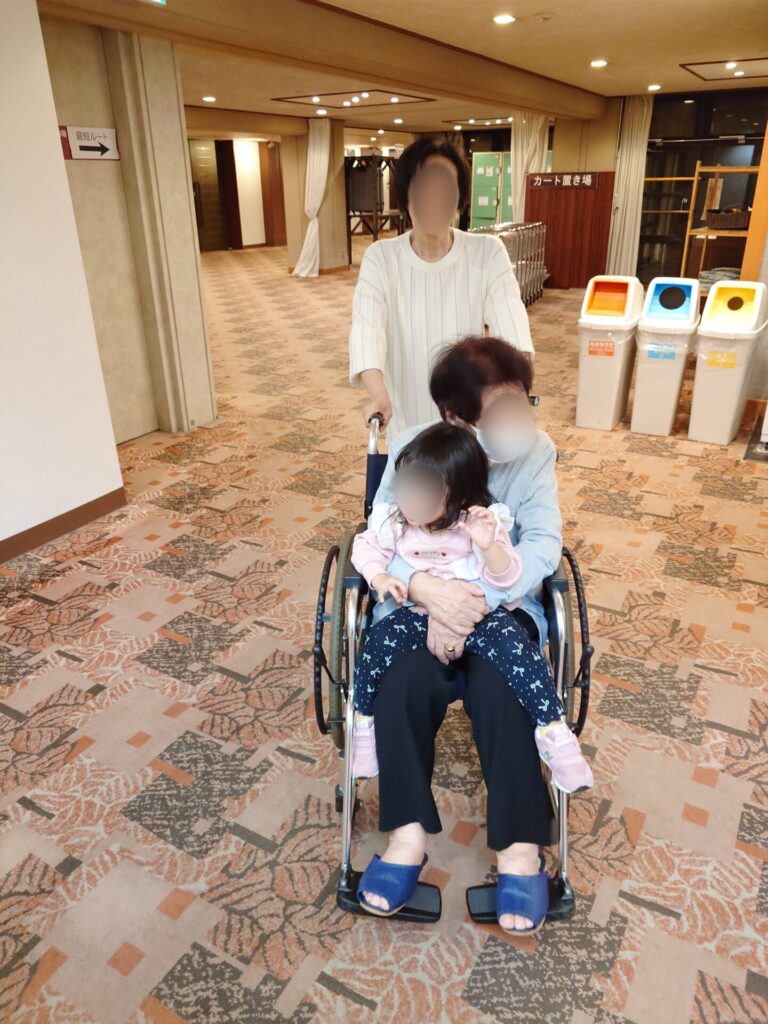 池の平ホテルで車椅子を利用する90代の祖母